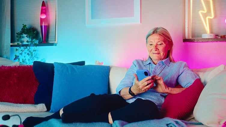 kvinna-laser-mobil-i-soffan.jpg